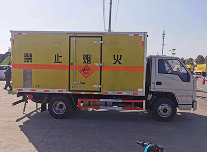 雨城爆破器材运输车技术升级与安全合规新趋势